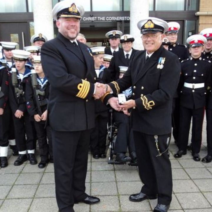 Commanding Officers receives Captain's Medal