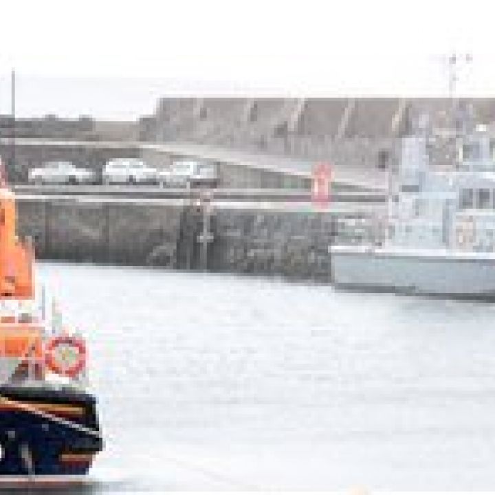 HMS CHARGER VISITS PORTRUSH FOR EASTER 2012 -...